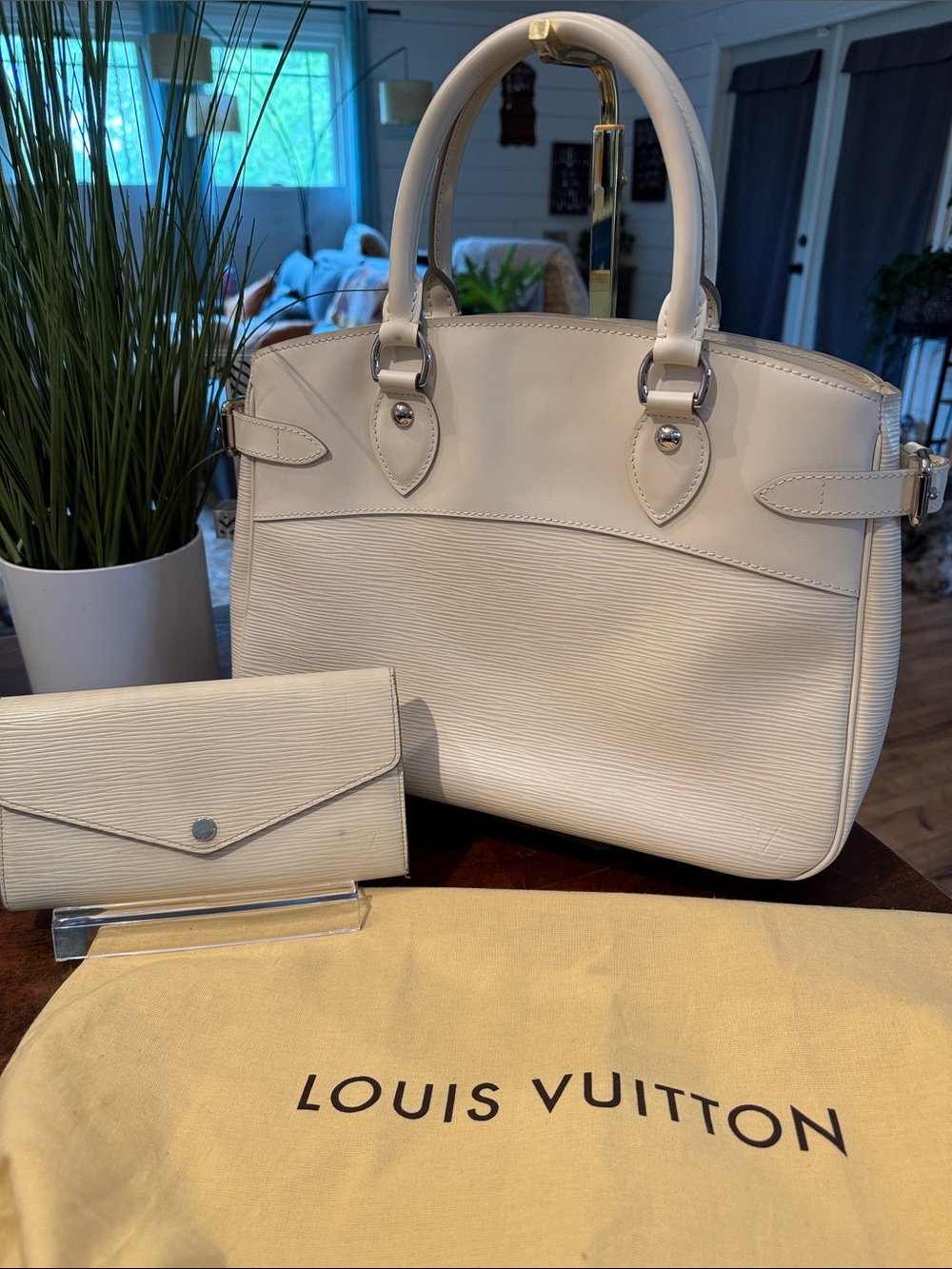 Elegant White Structured Tote Handbag